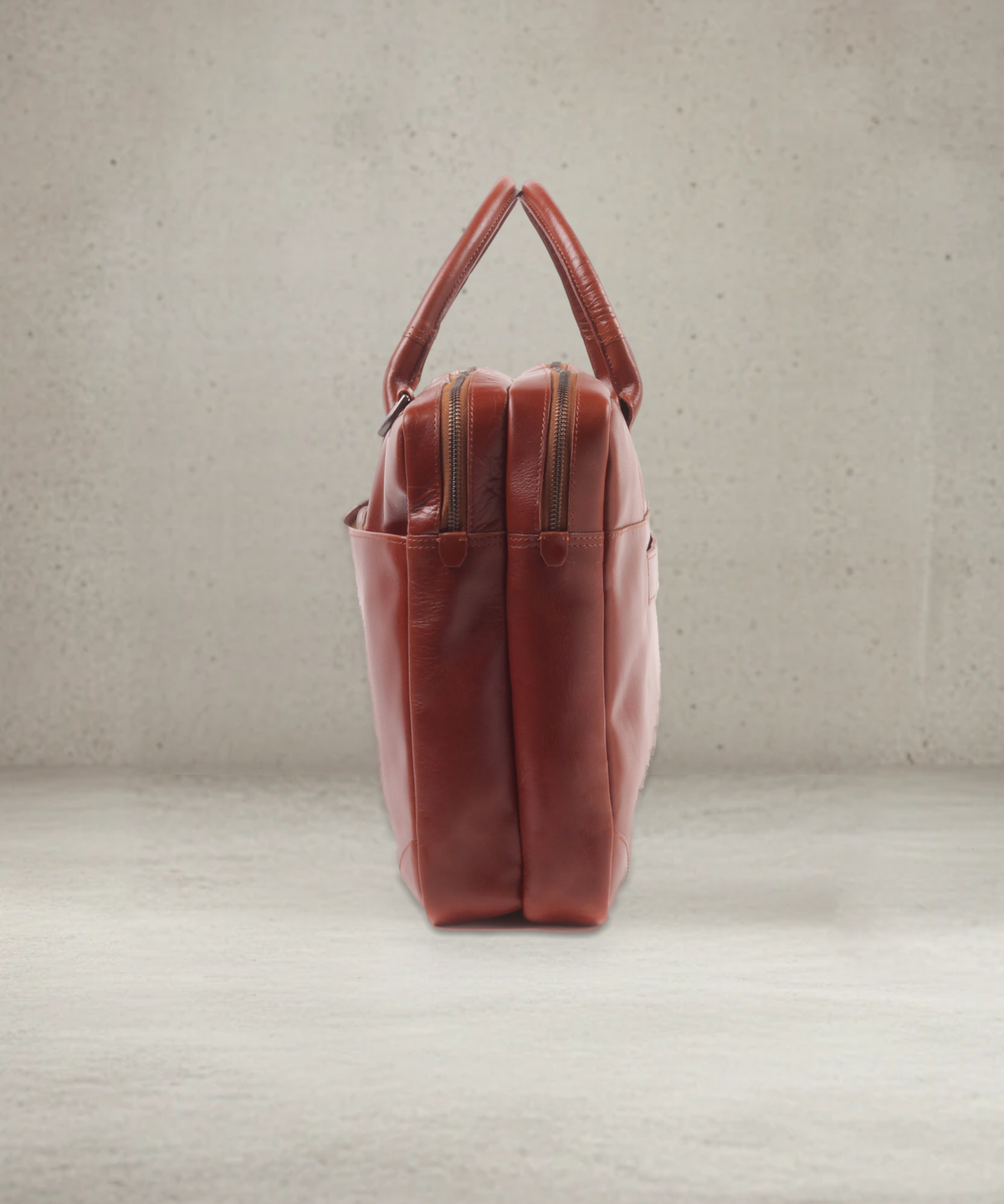 Explorer Laptop Bag Double 151 in cognac leather, side view showing 11 cm depth