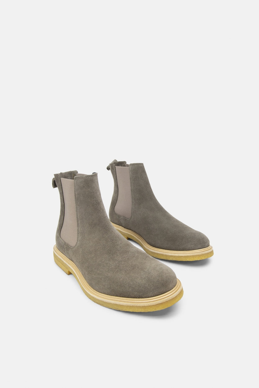 Alias Crepe Suede Chelsea | Dark Khaki / Anthracite