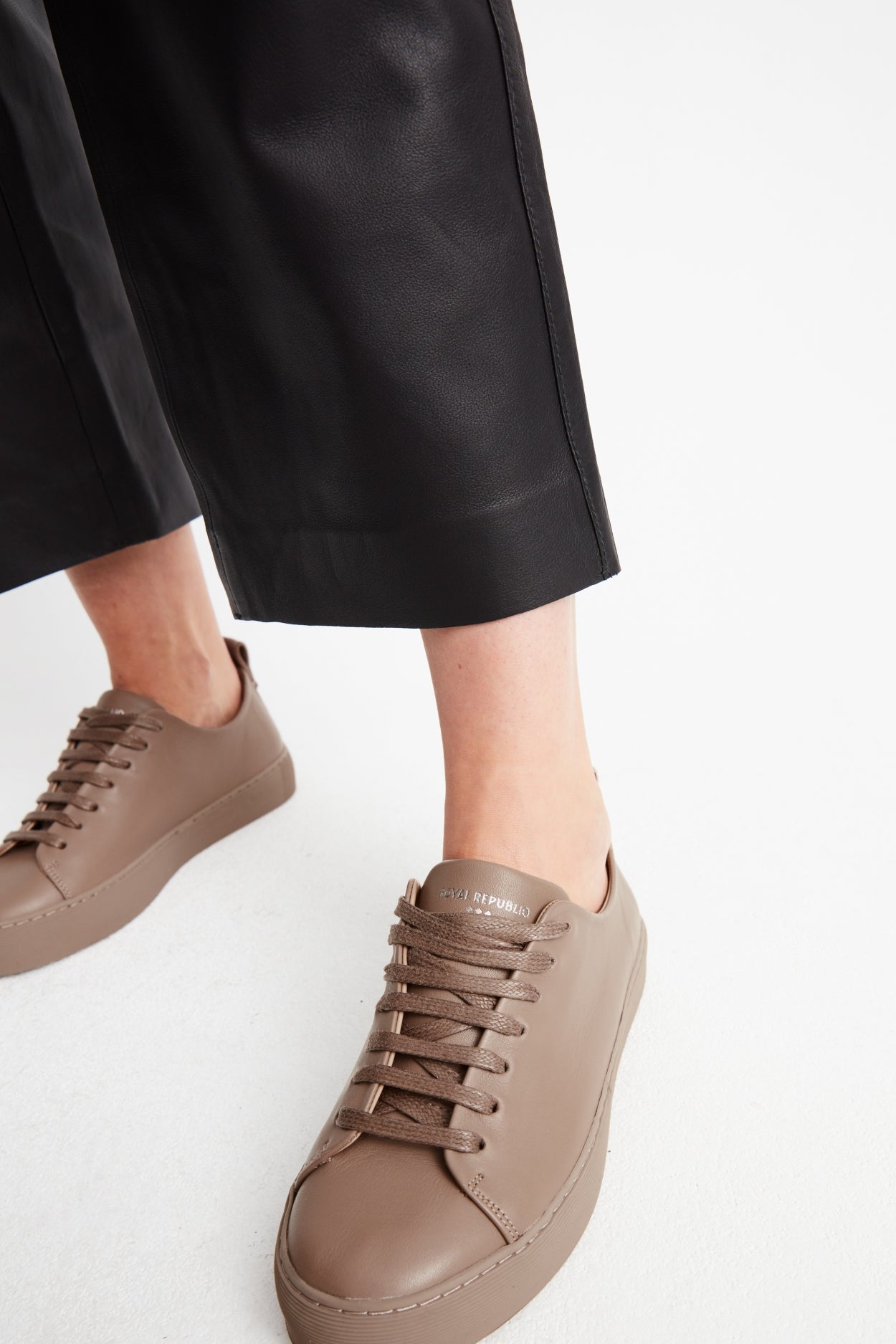 Doric Bound Sneaker 221 | Taupe